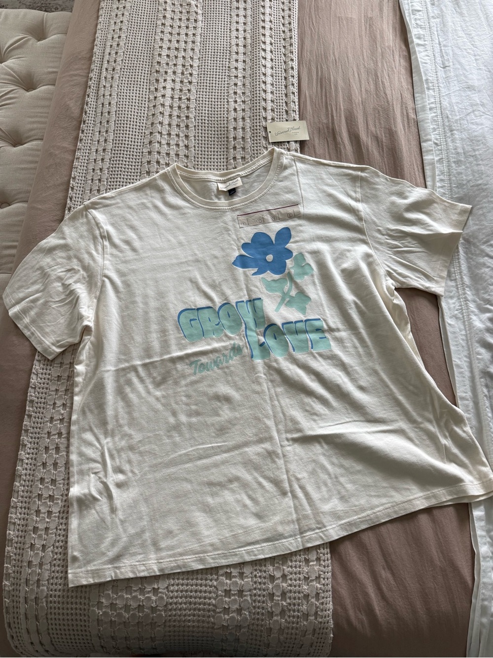 NEW Universal Thread Cream Graphic Tee Size XXL